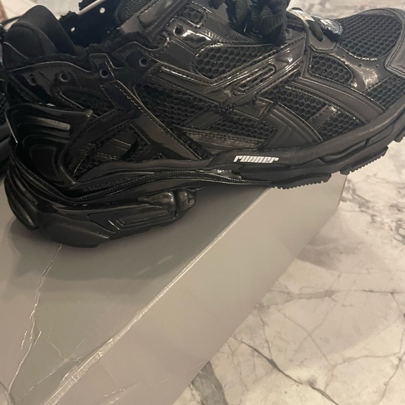 Brand New BALENCIAGA Runners never been worn. Comes with bag and extra laces. - Picture 7 of 8
